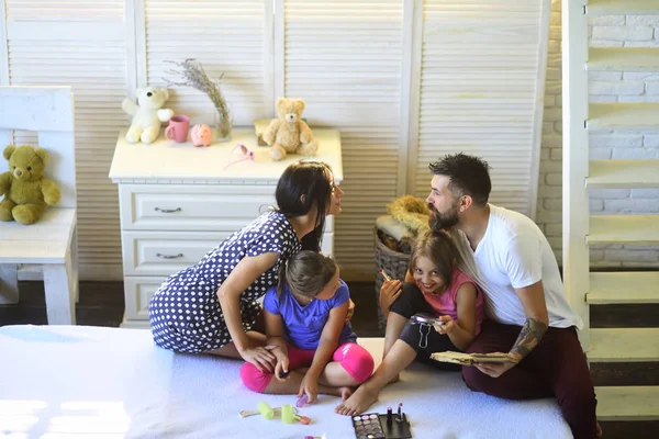 Mãe, pai e filhas bonitos em apartamento acolhedor — Fotografia de Stock