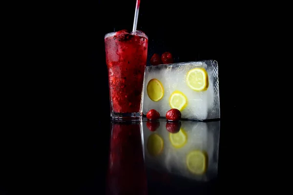 Kokteyl kırmızı çilek ve siyah izole Ice cube ile — Stok fotoğraf