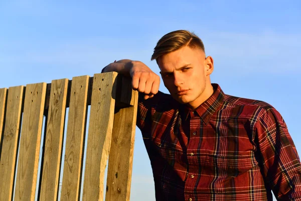 Joven al aire libre mirando el atardecer . — Foto de Stock