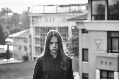 Çatıda güzel kız