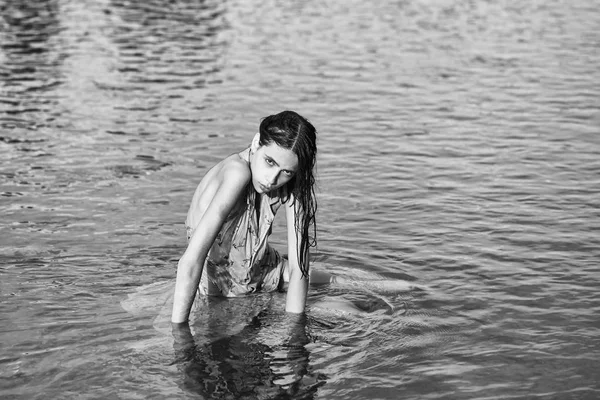 Pretty girl in water — Stock Photo, Image