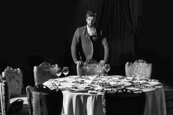 Un bel homme se tient sur la table — Photo