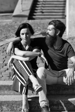 Güzel çift merdivenlerde otur