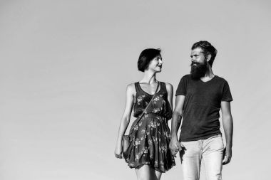 Mavi gökyüzünde genç bir çift