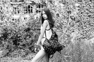 Çanta ile güzel kız