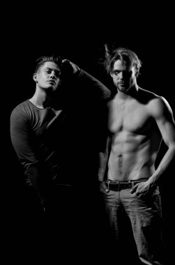 iki yakışıklı erkekler poz