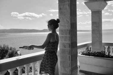 şarap ile balkonda güzel kadın