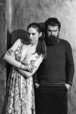 Sevimli küçük kız ve sakallı ciddi sakallı adam