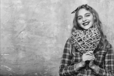 Sevgililer günü için hasır kalp mutlu güzel kız