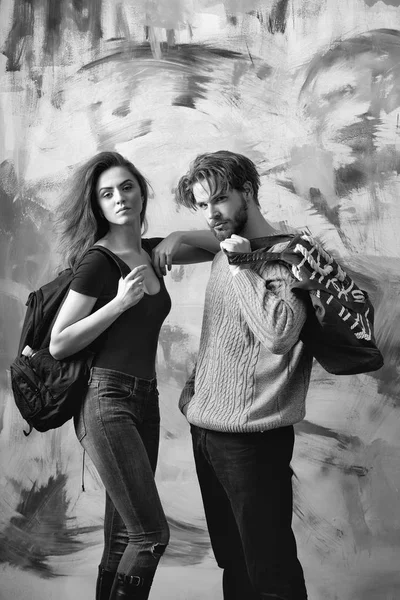 Красивая девушка с рюкзаком и бородатый мужчина с сумкой — стоковое фото
