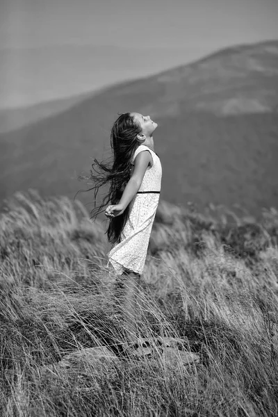 Cute girl in mountains — Stock Photo, Image