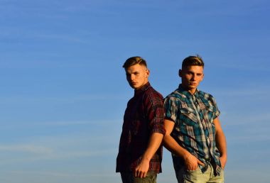 günbatımı mavi gökyüzü, erkekte İkizler kopyalama alanı.