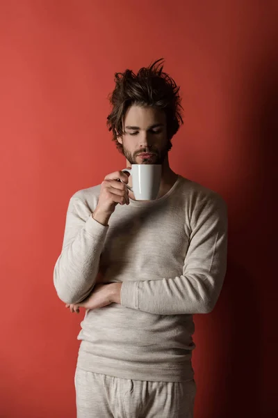 Hombre somnoliento con el pelo desaliñado beber café por la mañana, frío — Foto de Stock