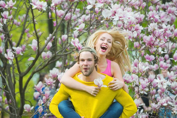 Verliebtes Paar in blühende Blume, Frühling. — Stockfoto