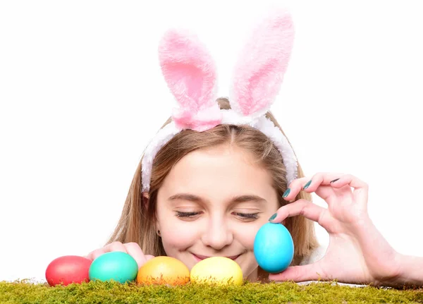 Meisje glimlachend met lente beschilderde eieren op groen gras, — Stockfoto