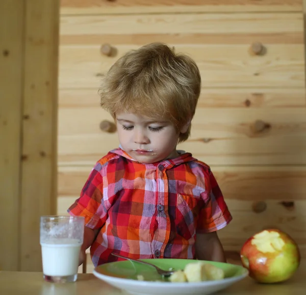 Niño o rubia feliz chico comer manzana . — Foto de Stock