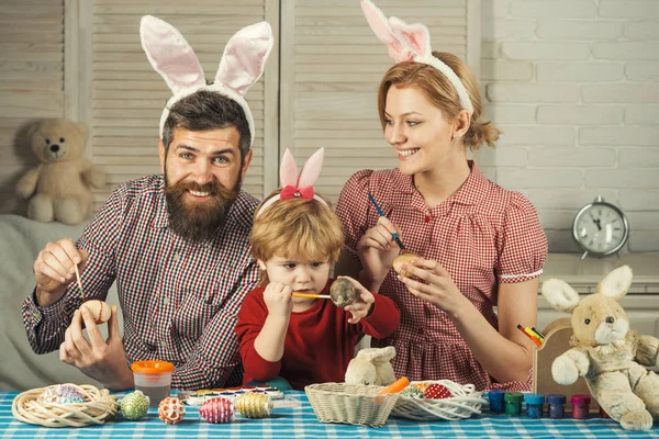 Великдень, мати, батько і дитина у вухах кролика . — стокове фото