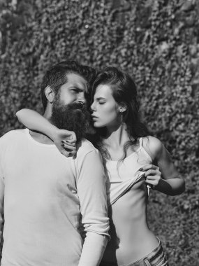 yeşil yaprakları yakınındaki seksi genç Çift
