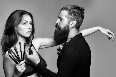 seksi kadın ve erkek visagiste sakallı