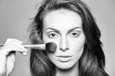 Makyaj fırça ile güzel kadın