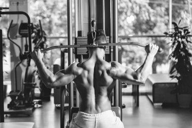 kaslı adam spor salonunda eğitim