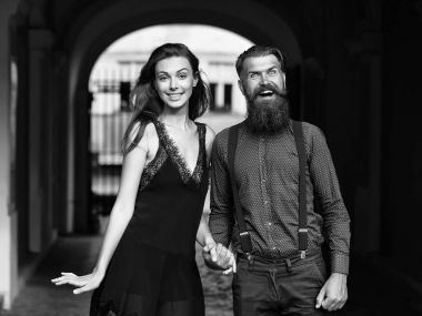 genç gülümseyen mutlu çift