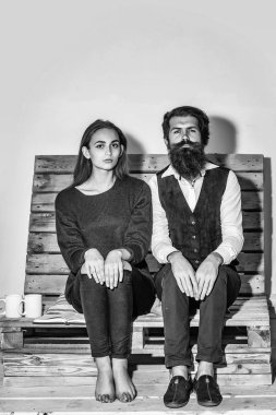 Sevimli genç çift kanepe