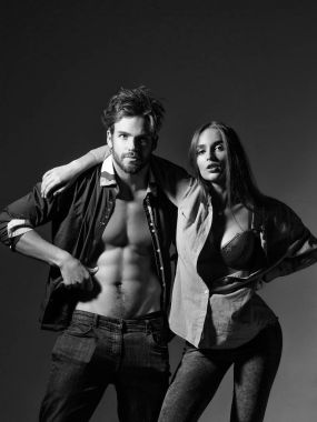 Genç çift gömlek düğmelerini aç.