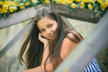 Uzun saç gülümseme açık ile küçük çocuk