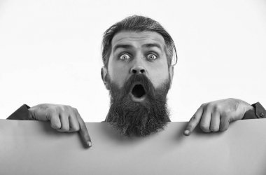 şaşırmış sakallı adam hipster yeşil kağıt üzerinde beyaz izole ile