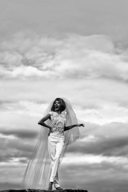 Mavi gökyüzü üzerinde turuncu saçlı gelin