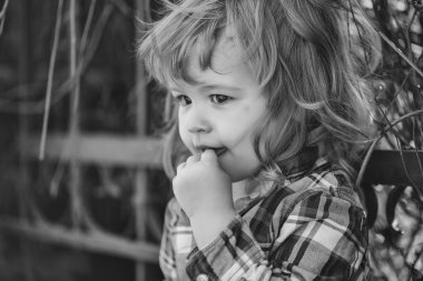 küçük çocuk açık