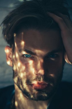 Sakallı adam yüz cildi güneş ışığı ile