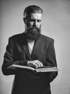 Kitap ile sakallı yakışıklı adam