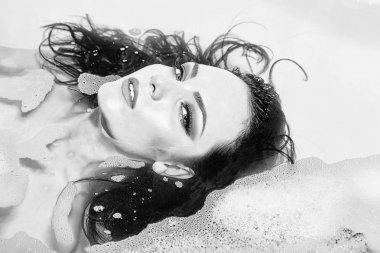 küvette yatan kadın