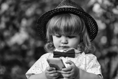 Retro çiçeği telefonunda çocukla