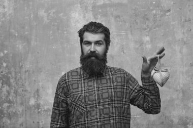 Sakallı mutlu sakallı adam pembe Tekstil kalp tutar