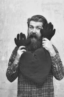 Mutlu sakallı adam tutmak kırmızı kalp şekli oyuncak el ile