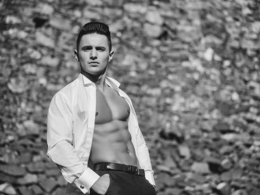 Yakışıklı adam çıplak göğüslü