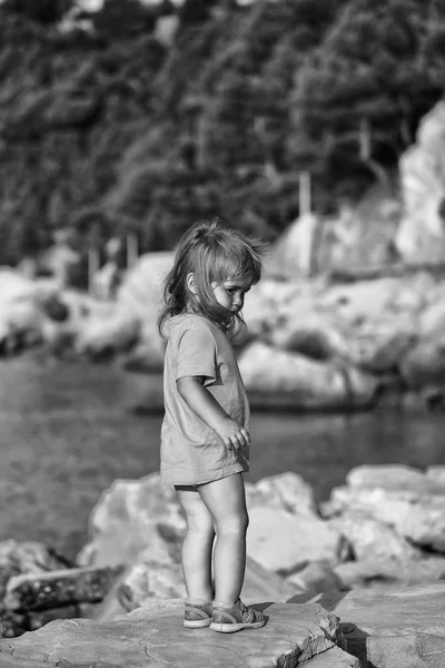 Chłopiec dziecko odgrywa na morzu — Zdjęcie stockowe