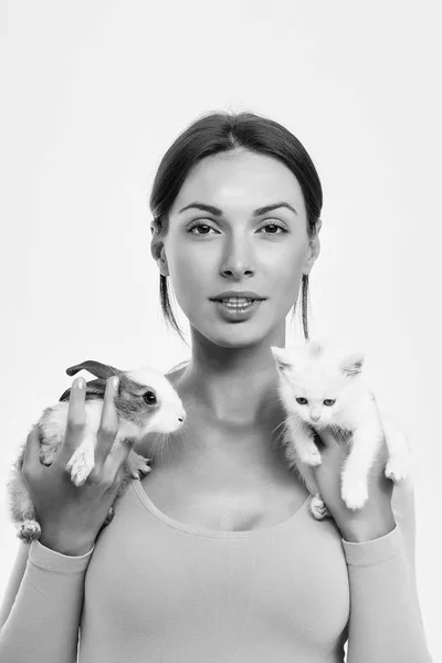 Jolie femme avec chaton et lapin isolé — Photo