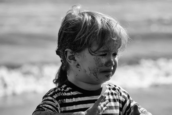 Lindo niño infeliz llorando con la cara sucia y el pelo — Foto de Stock