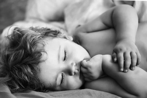 Bonito menino dorme — Fotografia de Stock