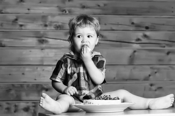 可爱的男孩吃蛋糕 — 图库照片