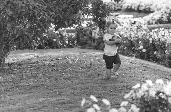 Schattige happy babyjongen spelen met de bal op groen gras — Stockfoto