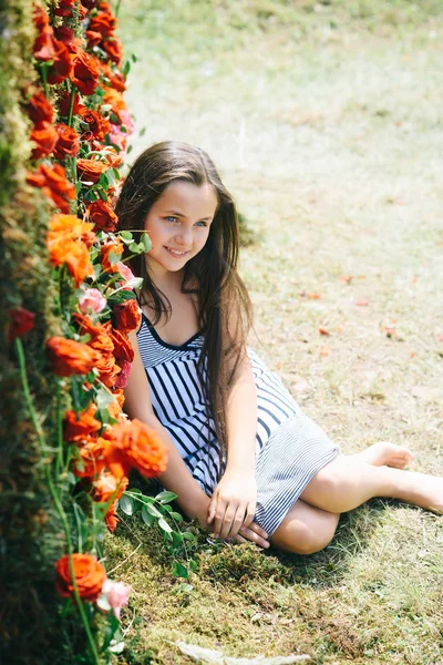 Decoración floral y niño pequeño con rosas . — Foto de Stock