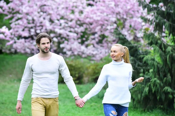 꽃이 만발한 정원에서 행복 한 여자와 남자 날짜 — 스톡 사진
