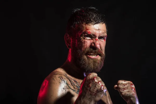 Hombre barbudo con pintura de sangre en la cara enojada —  Fotos de Stock