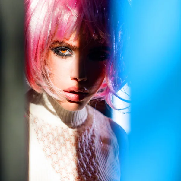 Flicka i rosa hår peruk, mode — Stockfoto