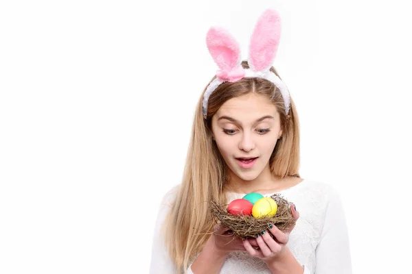Mujer sorprendida usar orejas de conejo en el día de Pascua —  Fotos de Stock
